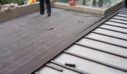 Lắp sàn gỗ nhựa ngoài trời trên khung xương gỗ nhựa composite