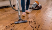 Cách loại bỏ bụi bẩn ra khỏi rãnh sàn gỗ