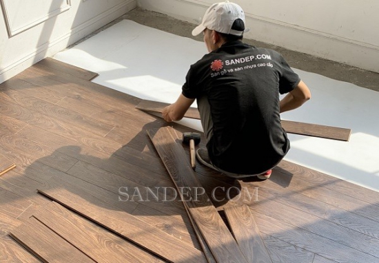 Hướng dẫn lắp đặt sàn gỗ & Báo giá thi công sàn gỗ chi tiết Hướng dẫn lắp đặt sàn gỗ & Báo giá thi công sàn gỗ chi tiết