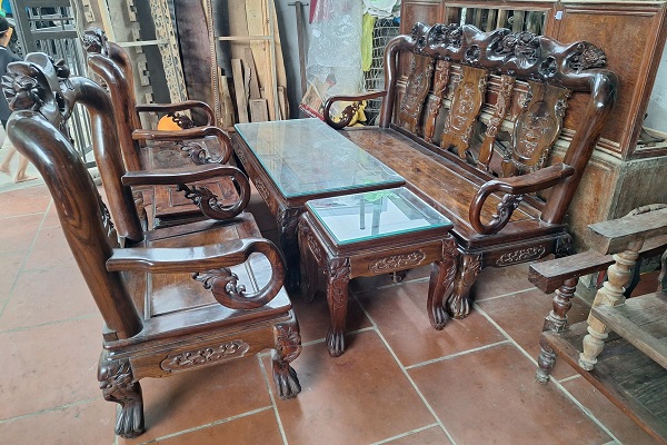 bàn ghế gỗ chiu liu