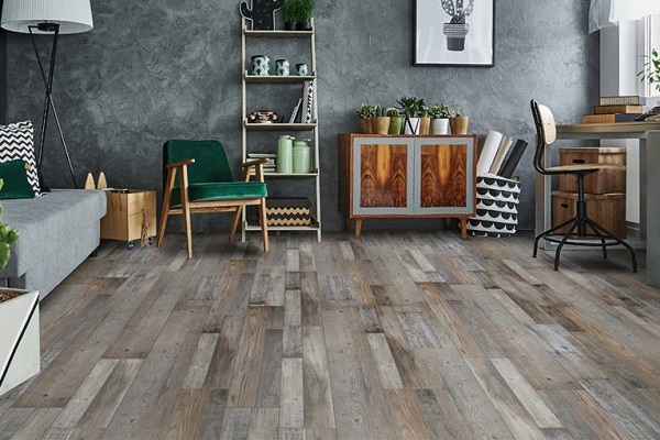 1. Sàn gỗ cốt đen là gì? Sàn gỗ cốt đen viết tắt là CDF (Compact Density Fiberboard) là loại sàn công nghiệp có cốt gỗ màu đen, được nén ở mật độ rất cao (≥ 900kg/m³) có khả năng chịu lực, chống ẩm và chống mối mọt vượt trội so với các loại cốt gỗ thông thường. 2. Sàn gỗ cốt đen có tốt hơn sàn gỗ công nghiệp? Sàn gỗ cốt đen tốt hơn sàn gỗ thông thường và sàn gỗ cốt xanh. Cốt đen có mật độ nén cao >= 900 – 1000kg/m3 hơn hẳn so với sàn gỗ thông thường 700–850 kg/m³ và sàn gỗ cốt xanh 800–900 kg/m³. Ván sàn cốt đen giúp chống ẩm tốt, hạn chế giãn nở, cong vênh co ngót.  3. Sàn gỗ cốt đen có thật sự chống ẩm, chống mối mọt không? Có. Nhờ cấu trúc nén chặt và phụ gia chống ẩm cao cấp, sàn gỗ cốt đen 12mm có thể chịu nước từ 24–72 giờ mà không bị phồng rộp. Bên cạnh đó, lõi cứng và dày giúp hạn chế mối mọt xâm nhập. Xem chi tiết: Sàn gỗ cốt đen có chống ẩm, chống mối mọt không? 4. Làm sao để nhận biết sàn gỗ cốt đen chính hãng? Bạn có thể kiểm tra bằng cách quan sát màu lõi gỗ, độ nén, độ cứng và thông tin in trên bao bì, tem nhãn. Sàn chính hãng thường có chứng nhận CO, CQ rõ ràng. Xem hướng dẫn: Cách nhận biết sàn gỗ cốt đen chính hãng 5. Sàn gỗ cốt đen có độc hại không? Không. Phần lớn các dòng sàn gỗ cốt đen chống nước cao cấp đều đạt tiêu chuẩn khí thải E0 hoặc E1 – mức phát thải Formaldehyde an toàn cho sức khỏe, phù hợp sử dụng trong không gian kín. Phân tích chi tiết: Sàn gỗ cốt đen có độc hại không? 6. Sàn gỗ cốt đen phù hợp lắp đặt ở đâu? CDF phù hợp lắp đặt mọi khu vực như trong phòng khách, nhà bếp, tầng trệt, nhà vệ sinh khô, văn phòng, khách sạn, cửa hàng và các công trình cao cấp có độ ẩm cao, yêu cầu độ bền lâu dài, kể cả các khu vực thương mại.  7. So với sàn gỗ cốt xanh và cốt nâu, cốt đen có gì nổi bật? Sàn gỗ cốt đen vượt trội về khả năng chống nước, chống cong vênh và tuổi thọ. Tuy giá thành cao hơn, nhưng độ bền và hiệu năng hoàn toàn tương xứng. So sánh chi tiết: Sàn gỗ cốt đen, cốt xanh, cốt nâu 8. Sàn gỗ cốt đen giá bao nhiêu? Tùy vào mỗi thương hiệu sàn gỗ cốt đen CDF mà có giá thành khác nhau. Giá sàn gỗ cốt đen dao động từ 300.000 – 1.000.000VNĐ/m2. Mức giá này phụ thuộc vào thương hiệu, độ dày, mẫu mã.. 9. Sàn gỗ cốt đen có phải là loại sàn đắt nhất không? Không hoàn toàn. Dù giá cao hơn cốt xanh và cốt nâu, nhưng vẫn thấp hơn một số dòng sàn gỗ tự nhiên hoặc sàn nhập châu Âu. Cốt đen là lựa chọn tối ưu giữa chi phí – hiệu năng – độ bền. 10. Có nên dùng sàn gỗ cốt đen cho phòng ngủ? Có. Dù phòng ngủ không ẩm, nhưng sàn cốt đen mang lại cảm giác chắc chắn, êm chân, cách âm tốt và độ bền vượt trội, rất thích hợp với gia đình có trẻ nhỏ hoặc người lớn tuổi. 11. Sàn gỗ cốt đen có chống trầy xước không? Khả năng chống trầy phụ thuộc lớp phủ bề mặt của sàn gỗ, không phải lõi. Tuy nhiên, phần lớn sàn cốt đen đi kèm lớp phủ AC4–AC5, nên chống xước tốt hơn mặt sàn phổ thông. 12. Màu sắc bề mặt sàn cốt đen có bị giới hạn không? Không. Dù cốt lõi màu đen, nhưng bề mặt phủ vân gỗ đa dạng từ vân sồi, óc chó, xương cá… màu xám, vàng nhạt, nâu đậm đều có đủ. 13. Thương hiệu sàn gỗ cốt đen uy tín chất lượng Có nhiều dòng sàn gỗ cốt đen giá rẻ uy tín được nhập khẩu nguyên hộp từ Malaysia hoặc cốt gỗ CDF Malaysia. Một số thương hiệu được khách hàng đánh giá cao như sàn gỗ HobiBlack, Charm Wood, Paracel Luxury, Jawa Titanium, Binyl Pro… 14. Sàn gỗ cốt đen có dễ thi công không? Có. Nhờ sử dụng hèm khóa hiện đại như Uniclic hoặc 5G, sàn gỗ cốt đen Đức thi công nhanh, không cần keo, dễ tháo lắp. 15. Sàn gỗ cốt đen có cần trải xốp lót không? Có. Dù là sàn cao cấp, bạn vẫn nên dùng lớp foam hoặc cao su non 2–3mm bên dưới để tăng độ êm, chống ồn và chống ẩm từ sàn nền.  16. Có nên dùng sàn cốt đen cho căn hộ chung cư không? Rất nên. Cốt đen giúp giảm độ vang, cách âm tốt giữa các tầng, chống ẩm – thấm từ sàn bê tông và có tính thẩm mỹ cao cho thiết kế hiện đại. 17. Sàn gỗ cốt đen có bị cong vênh, co ngót theo mùa không? Không đáng kể. Nhờ mật độ ép rất cao, cốt đen CDF ít giãn nở hơn các loại cốt khác. Dù vậy, vẫn cần chừa khe giãn nở theo đúng tiêu chuẩn khi lắp đặt. 18. Làm thế nào để bảo quản sàn gỗ cốt đen bền lâu? – Lau khô sàn gỗ ngay khi đổ nước – Dùng chổi mềm, robot hút bụi hoặc khăn ẩm vắt kỹ để lau quét sàn nhà. – Tránh kéo lê vật nặng trên sàn gỗ. – Dùng đế cao su ở chân bàn ghế 19. Sàn gỗ cốt đen nên chọn độ dày bao nhiêu là tốt nhất?  Sàn gỗ cốt đen giá rẻ nên chọn loại 12mm là lựa chọn phổ biến và tối ưu nhất, giúp tăng độ chắc chắn, ổn định và chống ồn hiệu quả. Nếu lắp cho phòng ngủ, phòng khách có thể cân nhắc loại 8mm nếu muốn tiết kiệm chi phí. 20. Có nên chọn sàn gỗ cốt đen 100% nhập khẩu không hay chọn hàng lắp ráp trong nước? Nên ưu tiên sàn cốt đen nhập khẩu nguyên hộp (như từ Malaysia hoặc Đức), vì quy trình ép và xử lý gốc tốt hơn, ít lỗi hơn so với hàng lắp ráp trong nước. 21. Sàn gỗ cốt đen có phù hợp lát sàn cầu thang không? Có. Sàn cốt đen chịu lực tốt, độ cứng cao, không trơn trượt nên được dùng lát bậc cầu thang hoặc mặt bậc gỗ thay thế gỗ tự nhiên. 22. Nên mua sàn gỗ cốt đen ở đâu để đảm bảo chính hãng? Nên chọn các đơn vị phân phối lớn có showroom và đầy đủ chứng chỉ CO/CQ. Một số địa chỉ uy tín như Sàn Đẹp – sango.us chuyên cung cấp sàn cốt đen nhập khẩu chính hãng từ Malaysia, Đức. Holine: 0916.422.522