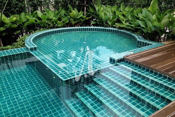 đá mosaic lát bể bơi