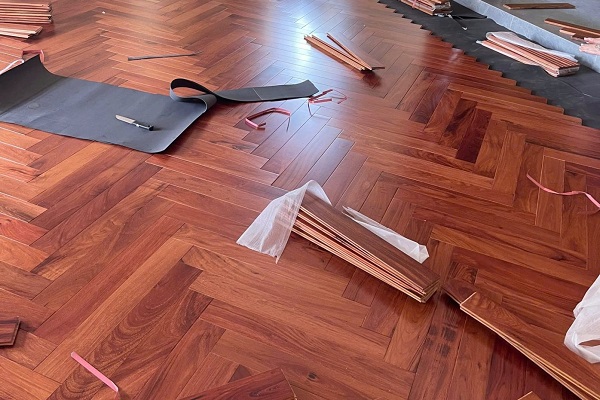 kho sàn gỗ xương cá gõ đỏ Lào