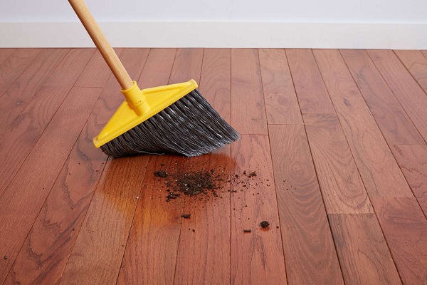 làm sạch sàn gỗ tự nhiên