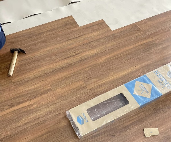 làm sàn gỗ robina cao cấp