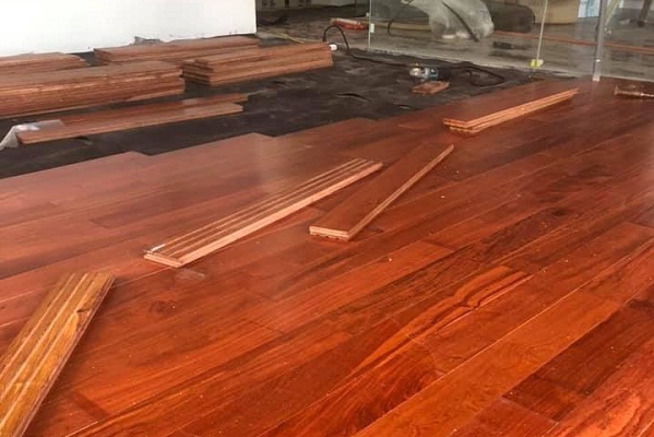 lắp sàn gỗ tự nhiên chuyên nghiệp