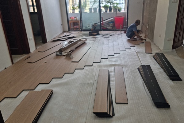 lát sàn gỗ cốt đen chung cư