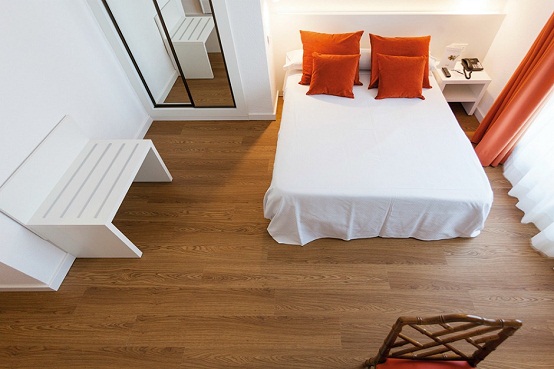lát sàn gỗ công nghiệp cho khách sạn