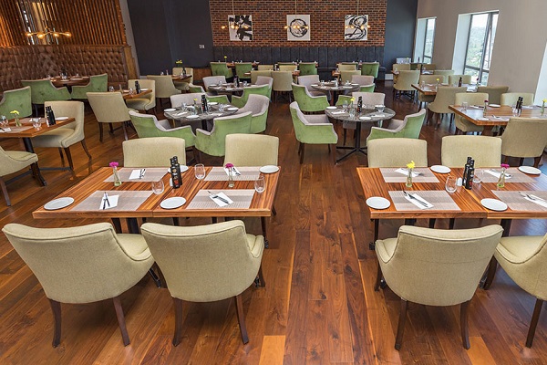 lát sàn gỗ óc chó nhà hàng