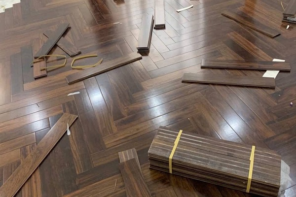 thợ lát sàn gỗ chiu liu xương cá