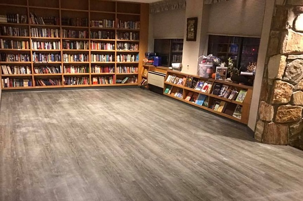 lót sàn gỗ nhà sách
