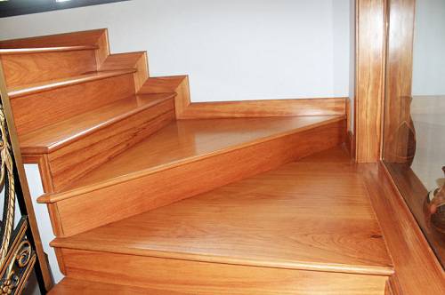 Mặt bậc cầu thang gỗ công nghiệp: Mặt bậc cầu thang gỗ công nghiệp là một giải pháp thay thế tuyệt vời cho gỗ tự nhiên với chi phí thấp hơn. Với các loại gỗ công nghiệp, bạn có thể lựa chọn kiểu dáng và màu sắc phù hợp với ngôi nhà của mình. Mặt bậc cầu thang gỗ công nghiệp cũng có độ bền cao và dễ dàng bảo trì.