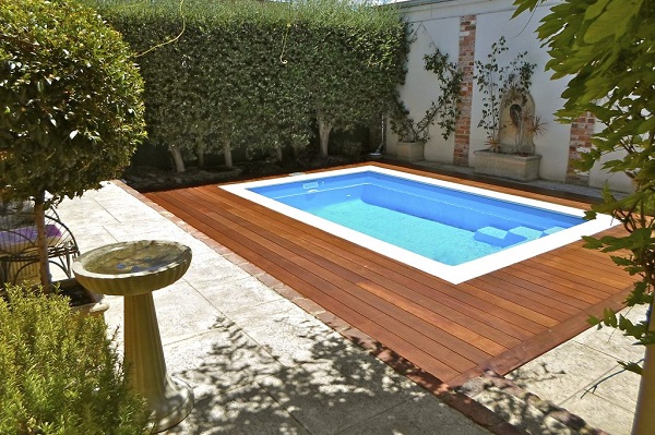 sàn bể bơi gỗ tự nhiên