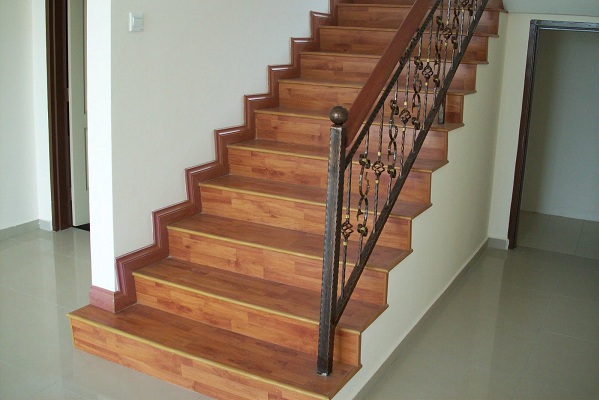 Sàn gỗ mặt bậc cầu thang