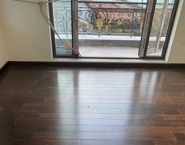 sàn gỗ chiu liu nhà phố