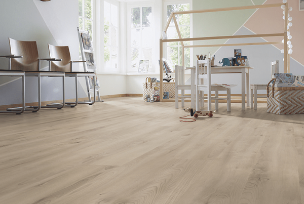 Sàn gỗ Glomax màu sáng phù hợp với các thiết kế hiện đại
