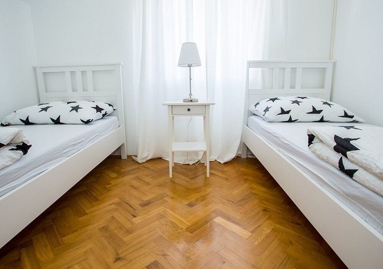 sàn gỗ lát xương cá cho phòng ngủ chung cư