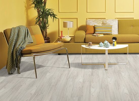 sàn gỗ mày xám kết hợp với nội thất màu vàng