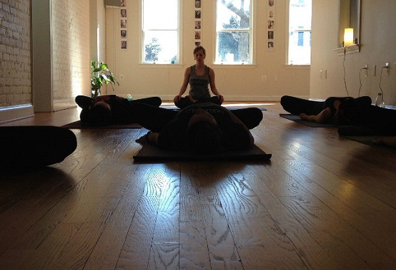 lắp sàn gỗ phòng tập Yoga