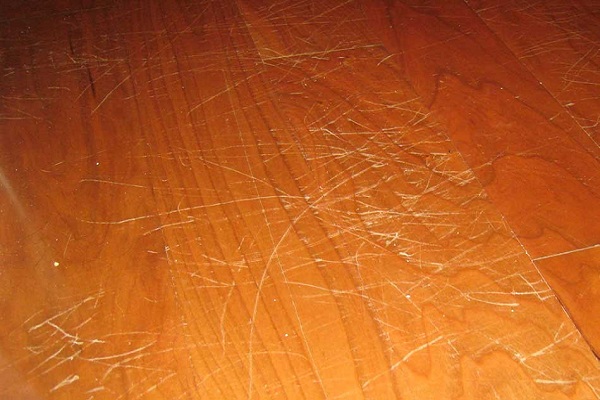 sàn gỗ tự nhiên bị xước