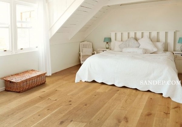 Sàn gỗ nâu vàng tự nhiên với vân gỗ ấm áp