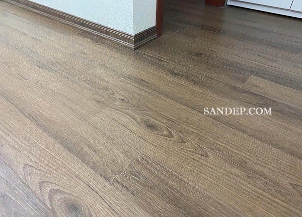 Sàn gỗ Shark màu Óc Chó sử dụng nẹp nhựa cùng tông