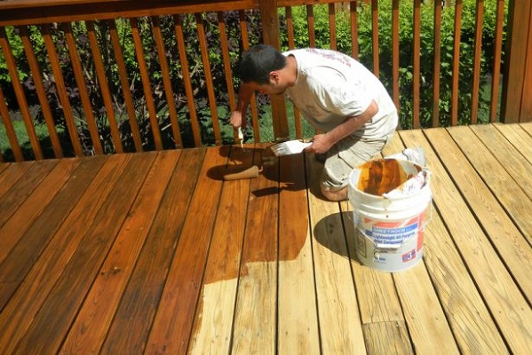 Bảo quản sàn gỗ ngoài trời bằng sơn dầu hay sơn màu?