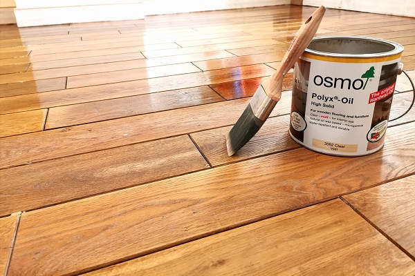 Dầu OSMO sơn gỗ ngoài trời: Dầu OSMO sơn gỗ ngoài trời là sự kết hợp hoàn hảo giữa tinh dầu và chất chống thấm nước. Sản phẩm không chỉ đem lại bề mặt  mịn màng và bóng đẹp mà còn bảo vệ các vật dụng gỗ khỏi mối mọt và ẩm ướt. Hãy xem hình ảnh liên quan để trải nghiệm sự đẹp và hiệu quả của sản phẩm này.
