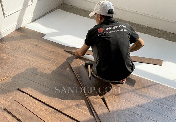 Thi công sàn gỗ kiểu so le