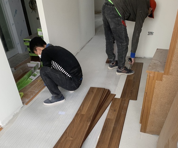 thợ lát sàn gỗ Thái Lan