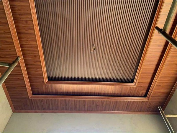 trần nhựa giật cấp
