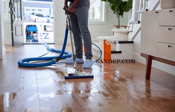 Vệ sinh sàn thường xuyên bằng chổi lau nhà hoặc máy hút bụi